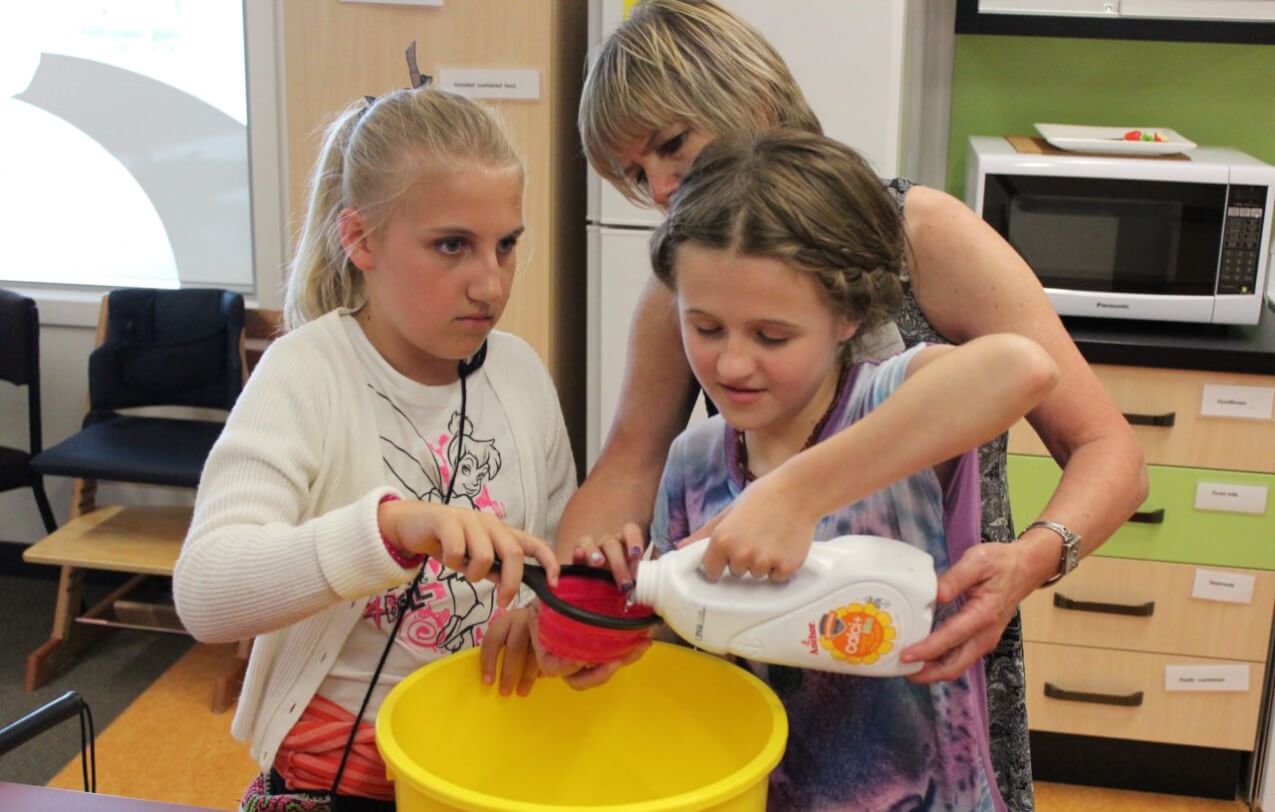 Learning to use measuring cups